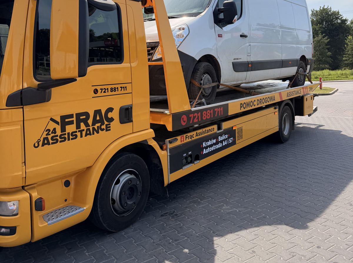 Holowanie samochodu dostawczego Renault Master na lawecie MAN Frąc Assistance