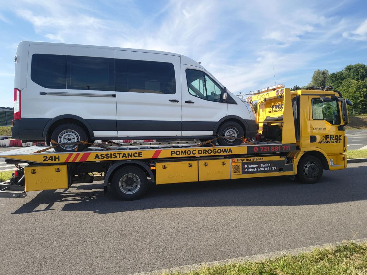 Laweta MAN Frąc Assistance z busem Ford Transit na platformie – widok z boku z pełnym oznakowaniem 24H