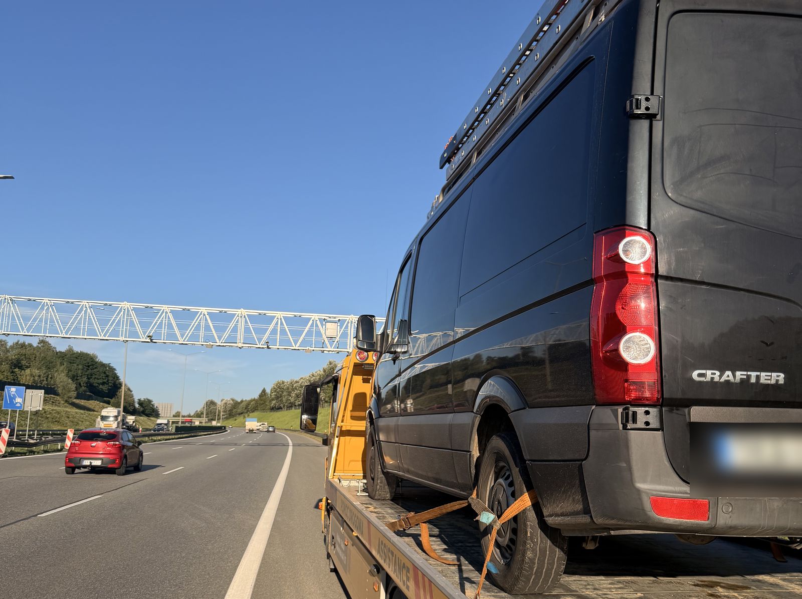 Laweta Frąc Assistance jadąca autostradą A4 z Volkswagenem Crafterem na platformie – pomoc drogowa A4 Balice